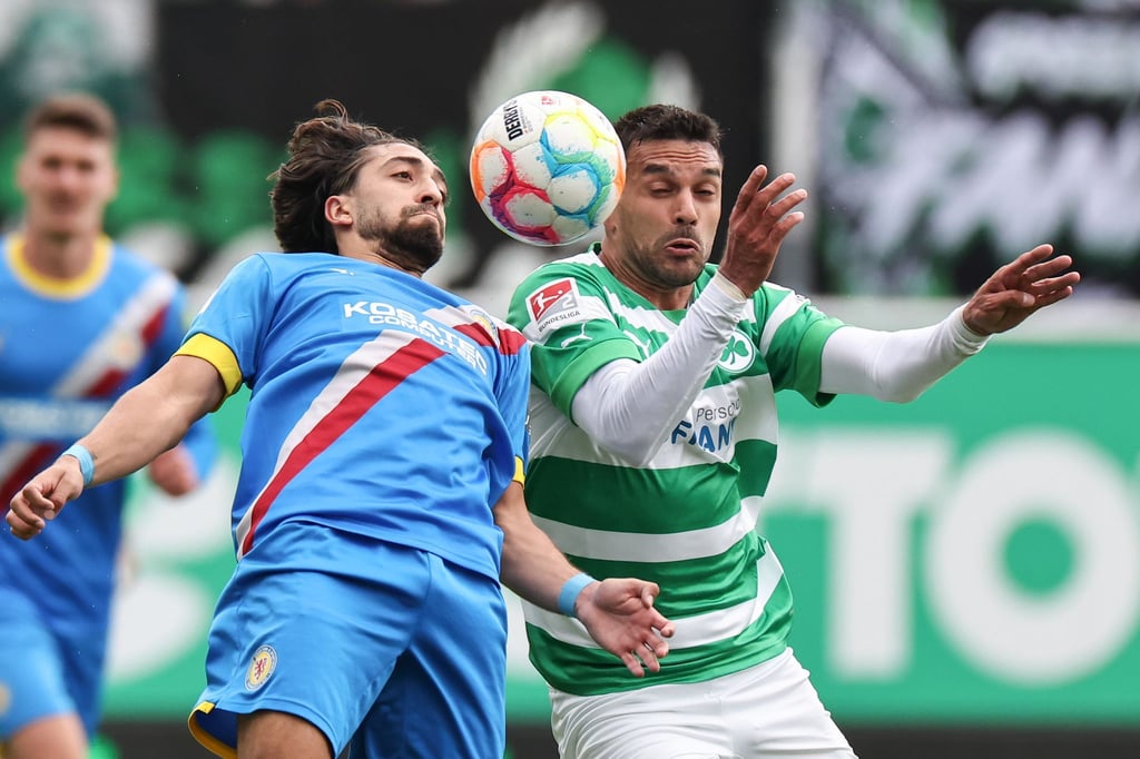 Der Fürther Oussama Haddadi (r) kämpft mit Immanuel Pherai aus Braunschweig um den Ball.