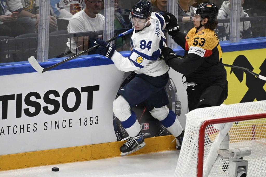 Moritz Seider (r) versucht den Finnen Kaapo Kakko vom Puck zu trennen.