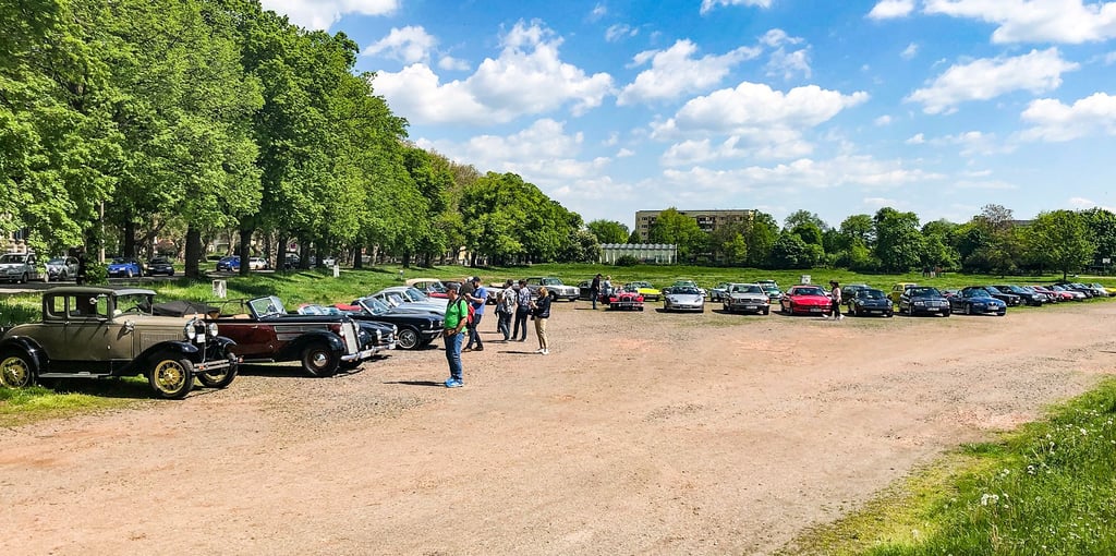Die Teilnehmer der VMA-Oldtimerausfahrt haben ihre Autos auf der Freifläche am Kleers in Quedlinburg aufgestellt.