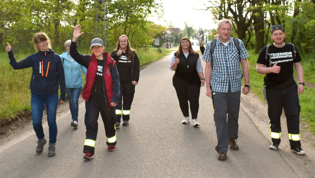 Noch fast 14 Kilometer haben die Teilnehmer am Marsch der Anerkennung am Ortsausgang Schermen, in Richtung Bocksmühle, vor sich. Aus ihrer Sicht ist das eine klasse Aktion: Zum einen den Feuerwehrleuten ihre Wertschätzung zeigen und zum anderen eine Aktion für Kinder zu unterstützen.