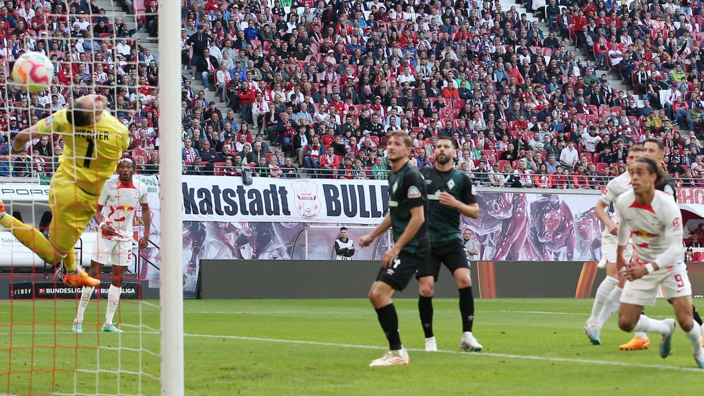 Der Treffer zum 1:1: Willi Orban (in Polusens Schatten) köpft den Anschluss