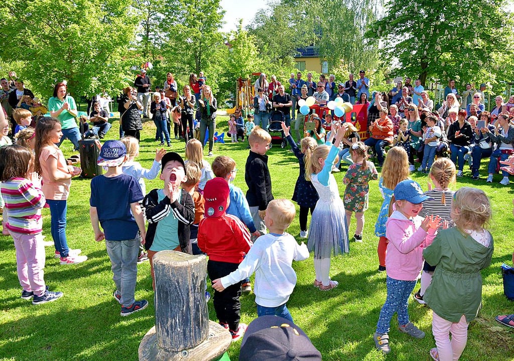 Mit Liedern und Tänzen haben die Kinder der Bernburger Kita „Löwenzahn“ ihre zahlreichen Gäste zum Löwenzahnblütenfest begrüßt.