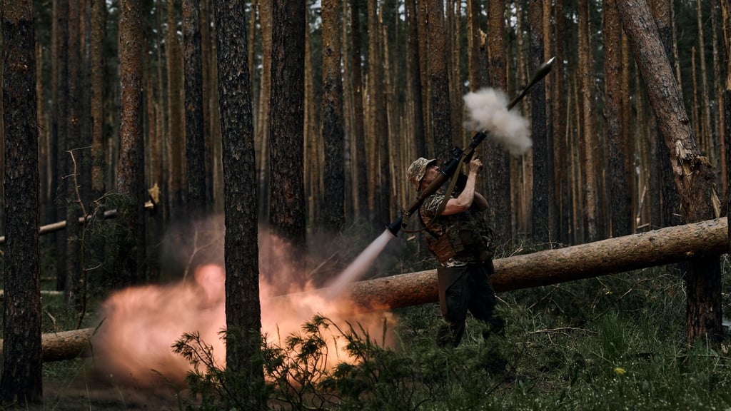 Ein ukrainischer Soldat feuert eine Panzerfaust auf russische Stellungen an der Frontlinie in der Region Luhansk.