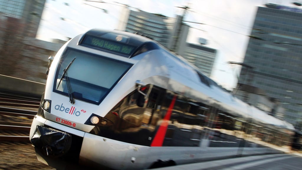 Ein Zug des Bahnunternehmens Abellio fährt aus einem Bahnhof.