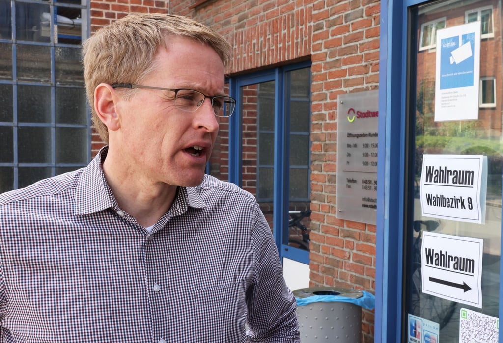 Daniel Günther (CDU), Ministerpräsident von Schleswig-Holstein, spricht während eines Interviews nach seiner Stimmabgabe zur Kommunalwahl in Schleswig-Holstein.