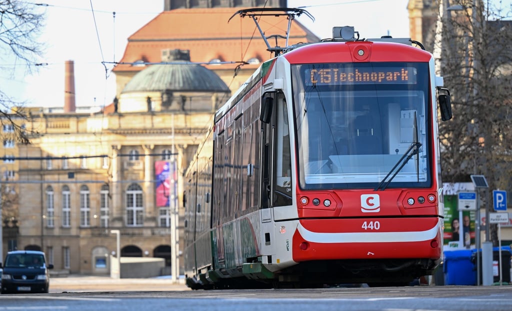 Ein Triebwagen der City-Bahn rollt in Chemnitz vor dem Opernhaus.