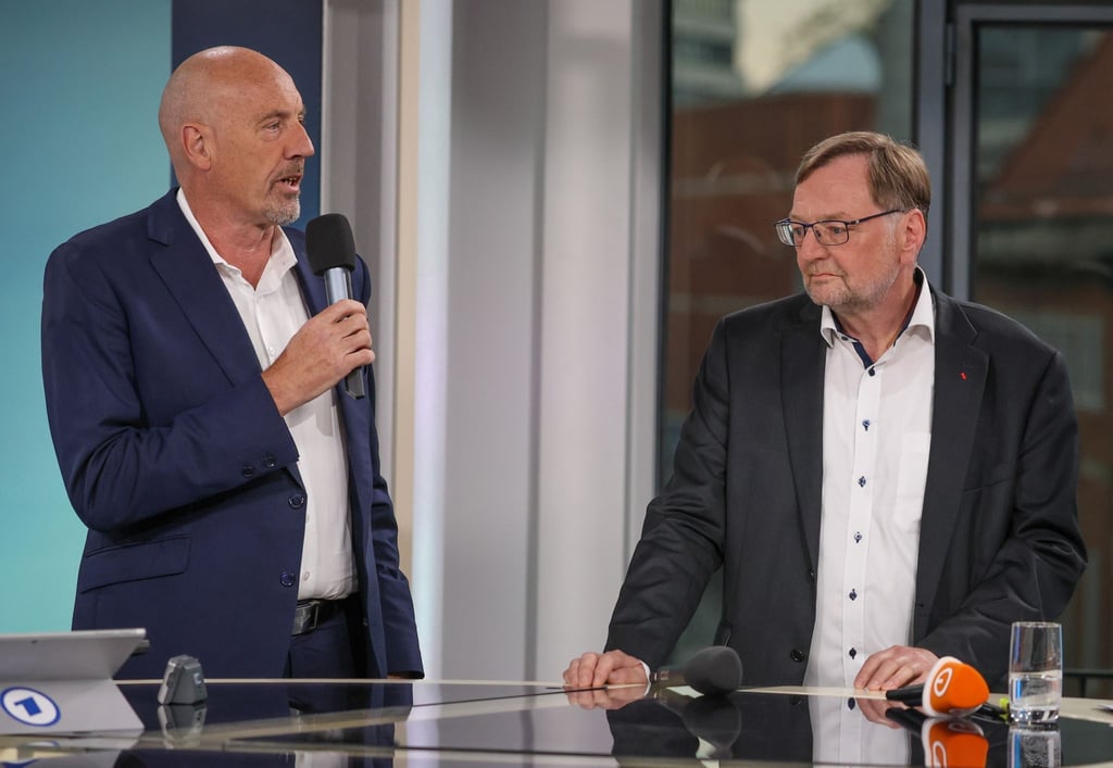 Der Vorsitzende der Bremer SPD, Reinhold Wetjen (r), und der ehemalige Spitzenkandidat der CDU Bremen, Carsten Meyer-Heder (l), stehen am Abend des Wahltages in der Bürgerschaft im Wahlstudio der ARD.