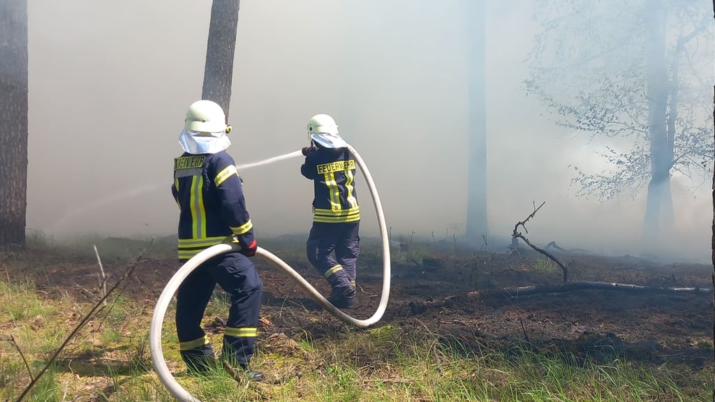 Mehr als fünf Stunden, waren Feuerwehren am Sonnabend in Parchen mit Löscharbeiten beschäftigt.