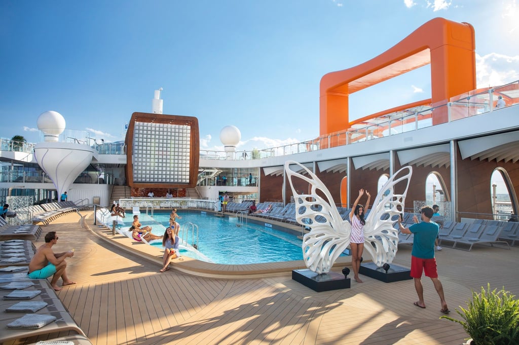 Ein großer weißer Schmetterling fällt am Pool der „Celebrity Edge“ ins Auge. Das Werk „Dream Machine“ stammt vom Künstler Rubem Robierb und ist laut Reederei eines von mehr als 4000 Kunstobjekten an Bord des Schiffes.