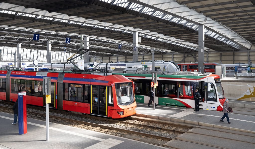 Züge der City-Bahn halten im Hauptbahnhof in Chemnitz neben Regionalbahnen.