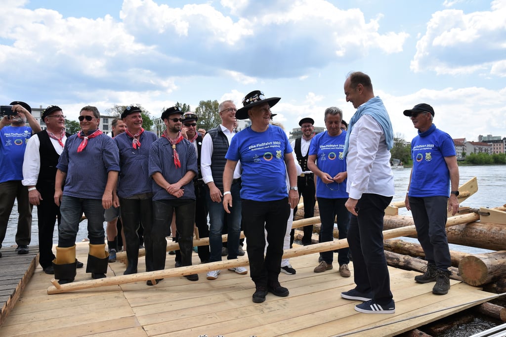 Strahlende Gesichter nach der Ankunft. Frank Thiel (Hut) im Austausch mit MWG-Vorstandssprecher Thomas Fischbeck.