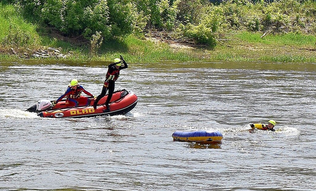 Mit Schwimmeinsatz: Die Wasserretter der DLRG Magdeburg zeigten bei einer Übung, wie eine gekenterte Person aus der Elbe geborgen wird.