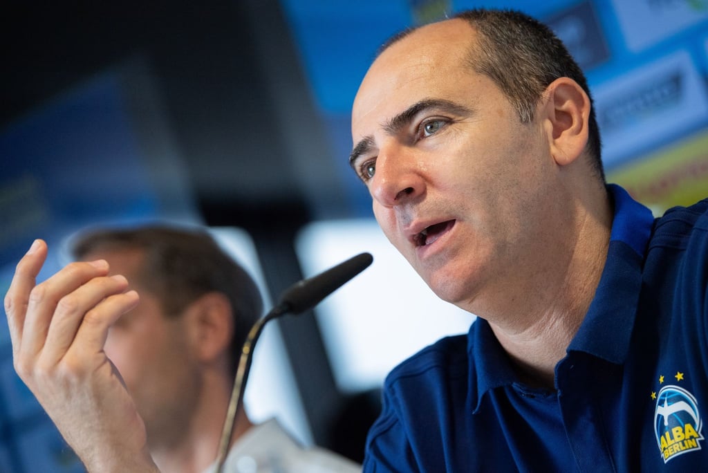 Himar Ojeda, Sportdirektor Alba Berlin, bei der Pressekonferenz.