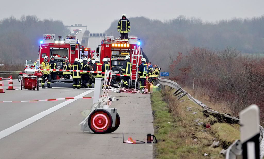 Die Freiwillige Feuerwehr Schönebecks ist Teil des Gefahrgutzugs und hilft so auch bei Einsätzen, bei denen gefährliche Stoffe austreten, wie hier bei einem Lkw-Unfall auf der A14 wo Aceton ausgetreten war.