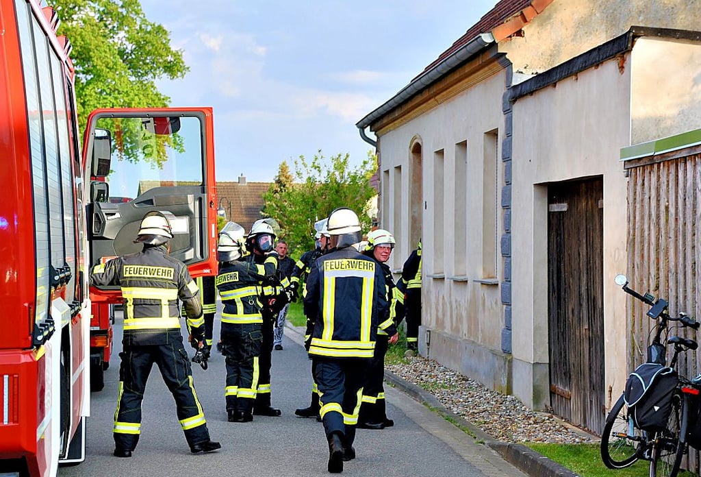 Angebrannte Rinderrouladen sorgten Sonntagabend in Jerchel für einen Feuerwehreinsatz, hier die Kameraden der Jeseritzer Wehr.