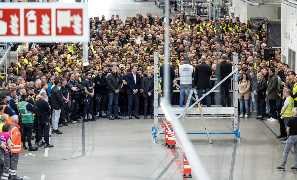 Auf dem Mercedes-Benz-Werksgelände in Sindelfingen findet eine Schweigeminute für die Opfer statt.