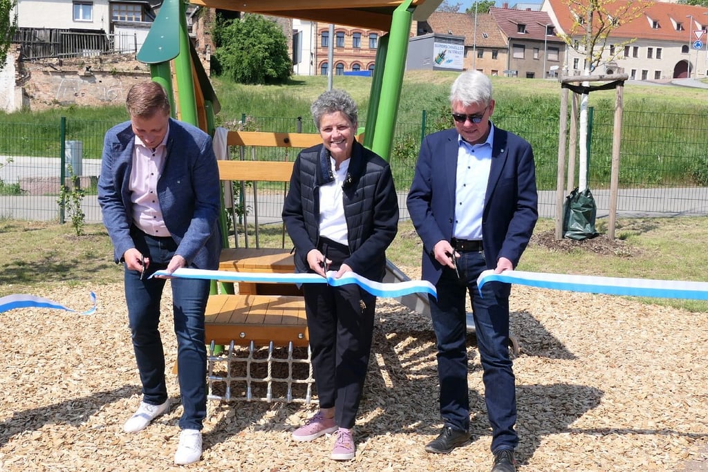 Auf dem Spielplatz Hainbuchenweg weihten die Ministerin und der Bürgermeister ein neues Spielgerät ein, das die Sparkasse Mansfeld-Südharz gesponsert hat.