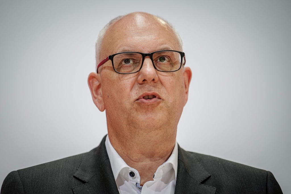Bürgermeister von Bremen Andreas Bovenschulte äußert sich auf einer Pressekonferenz.