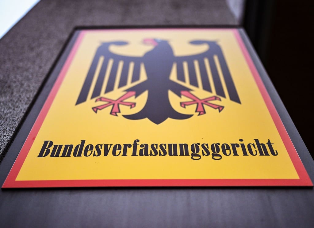 Ein Hinweisschild mit Bundesadler und dem Schriftzug Bundesverfassungsgericht, aufgenommen vor dem Bundesverfassungsgericht.