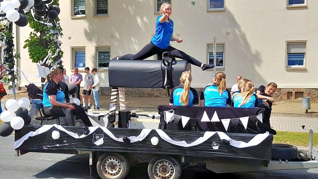 Die Voltigiergruppe zeigte auf dem Umzugswagen ihr Können.