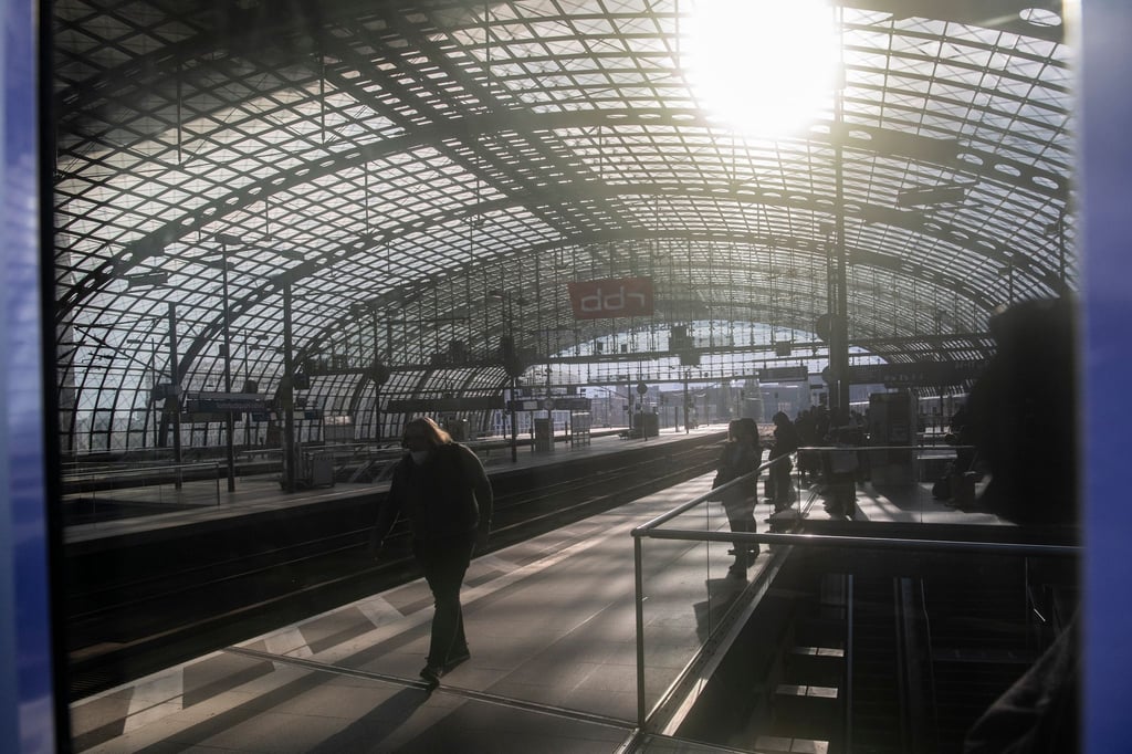 Reisende stehen auf einem Bahnsteig im Hauptbahnhof Berlin.