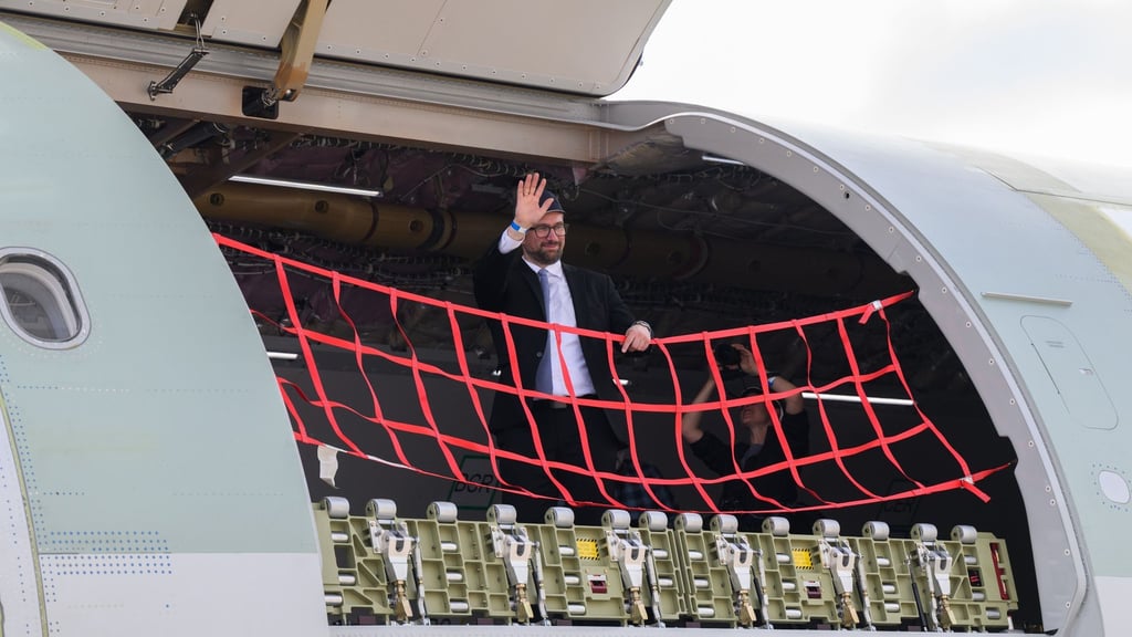 Martin Dulig (SPD), Wirtschaftsminister von Sachsen, steht in einem Airbus A330 der zum Frachtflugzeug umgebaut wird.