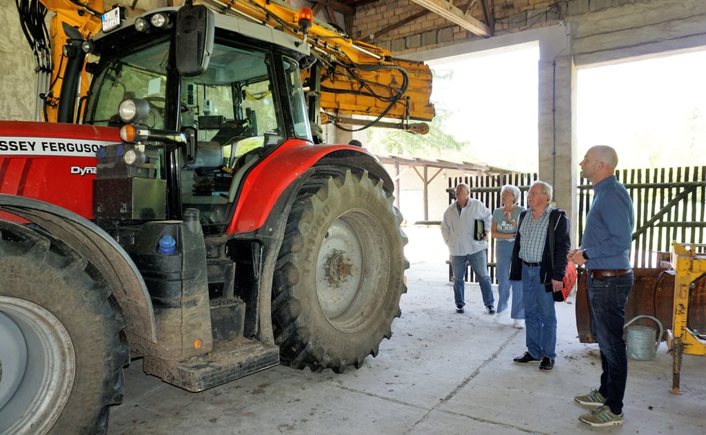 Mit solch einem Traktor plus Spezialanbauten sind die Mitarbeiter des Unterhaltungsverbandes im Gelände unterwegs.
