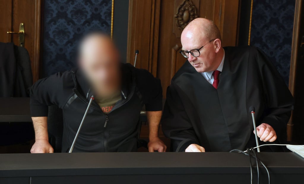Der Angeklagte (l) im Totschlagprozess mit seinem Anwalt im Landgericht Schwerin.