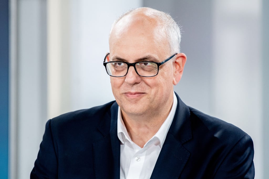Andreas Bovenschulte, Spitzenkandidat der SPD in Bremen, steht nach der Wahl zur Bremischen Bürgerschaft in einem Fernsehstudio.
