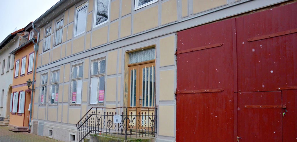 Im Dezember 2021 erhielt der Verein Künstlerstadt Kalbe Fördermittel für die Sanierung des rechten Teils des Gebäudes.