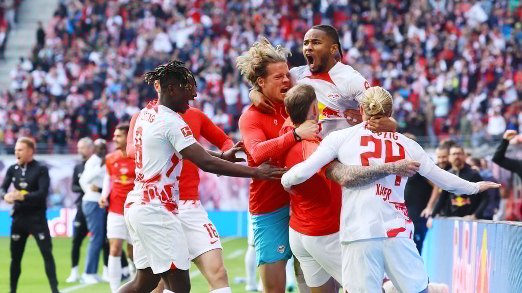 Jubel mit der Bank: Christopher Nkunku zelebriert den Sieg mit den Auswechselspielern.