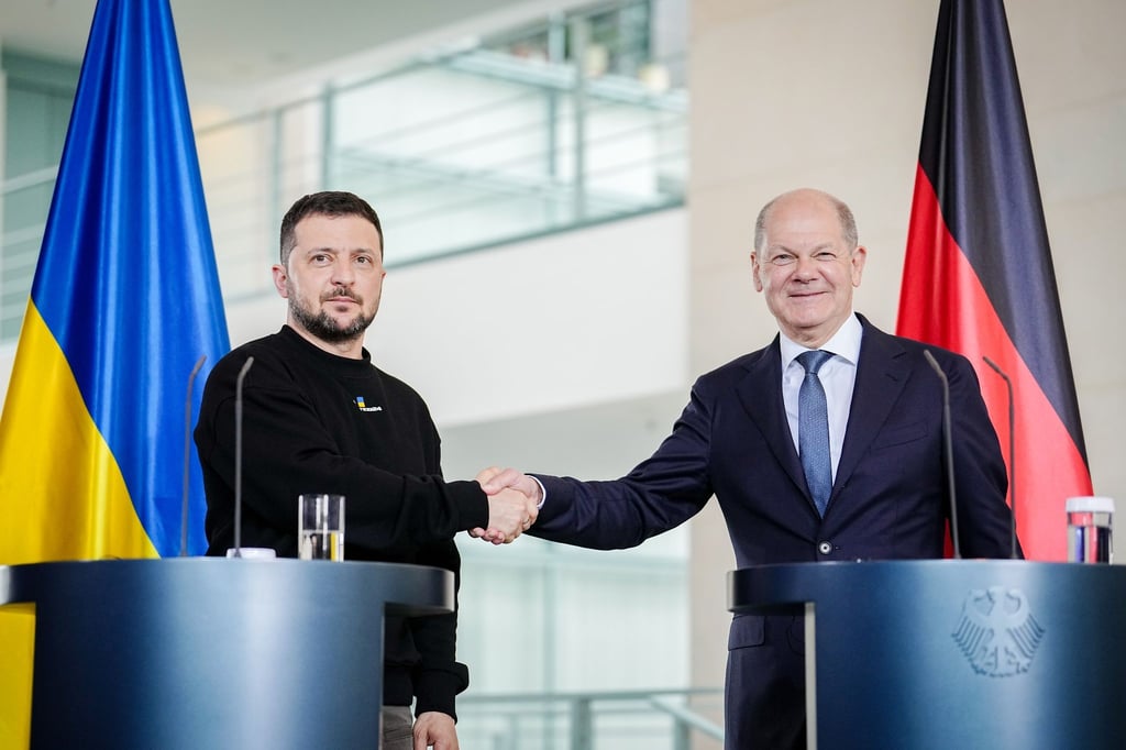 Der ukrainische Präsident Wolodymyr Selenskyj und Bundeskanzler Olaf Scholz (r, SPD) geben sich bei einer Pressekonferenz im Bundeskanzleramt die Hand. Foto: Kay Nietfeld/dpa