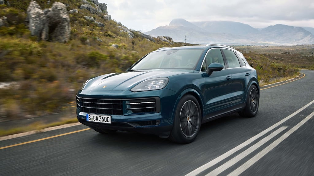 Porsche frischt seinen SUV-Dauerbrenner Cayenne noch mal auf - parallel wird aber auch an einer rein elektrischen Neuauflage gearbeitet.