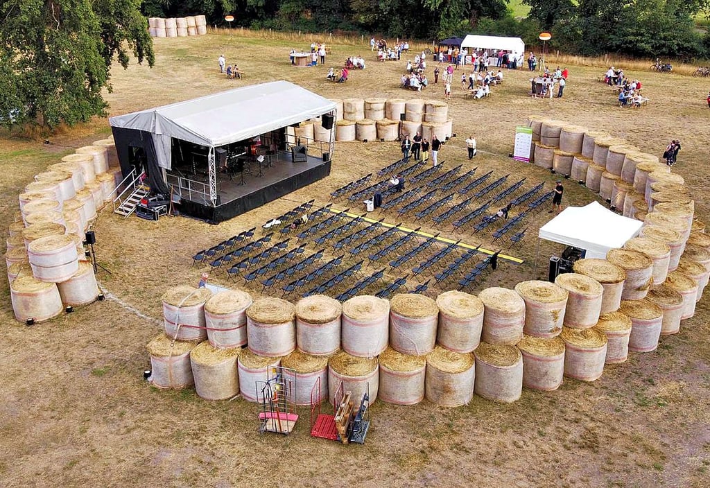Die Strohballen-Arena im Landschaftspark Wittenmoor hatte im vergangenen Jahr Premiere und wurde so gut vom Publikum angenommen, dass die Veranstalter in diesem Sommer bereits drei Konzerte planen.