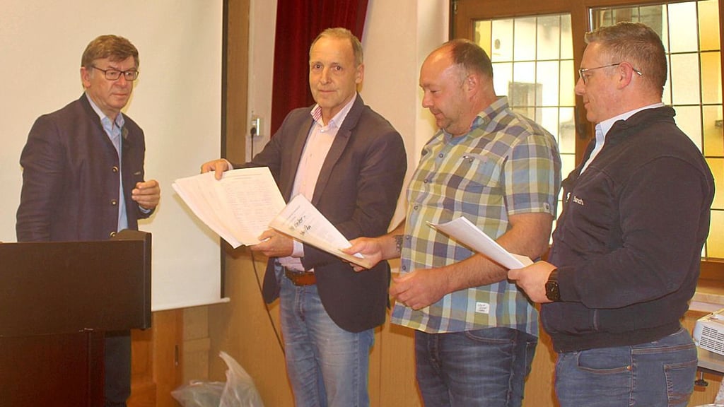 Manuel Heyer, Björn Löffler und Wolfgang Zahn übergaben die Unterschriften an Wolfgang Nehring (v. r.).
