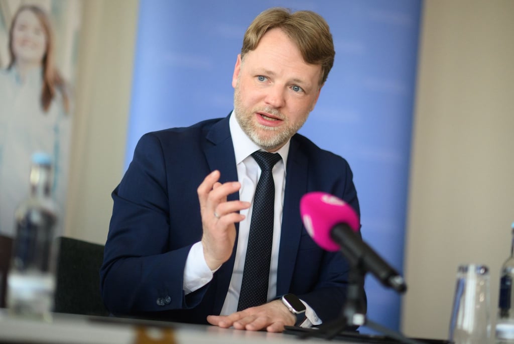Gerald Heere (Grüne), Finanzminister Niedersachsen, spricht bei einer Pressekonferenz.