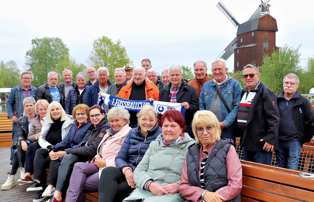 Gemeinsam mit ihren Frauen waren die 1974-er Europacup-Sieger des 1. FC Magdeburg auf dem Mühlenfloß in Parey unterwegs. Foto: Bettina Schütze