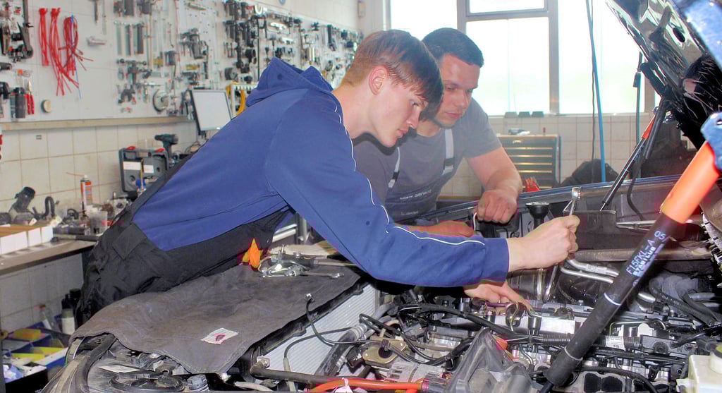 Leon Jerchel lässt Steven Schröder (vorn) in der Werkstatt von Schubert Motors schon mal den Schraubenschlüssel ansetzen.