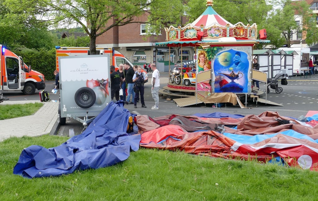 Bei einem Frühlingsfest in Lohmar bei Köln ist eine Hüpfburg (vorne) umgekippt - zahlreiche Kinder sind dabei leicht verletzt worden.