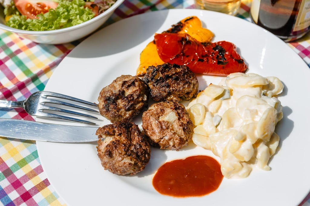 Hackbällchen können auch gegrillt werden. Faustformel fürs Grundrezept: Auf 500 g Hack kommen ein Ei und ein eingeweichtes altbackenes Brötchen.