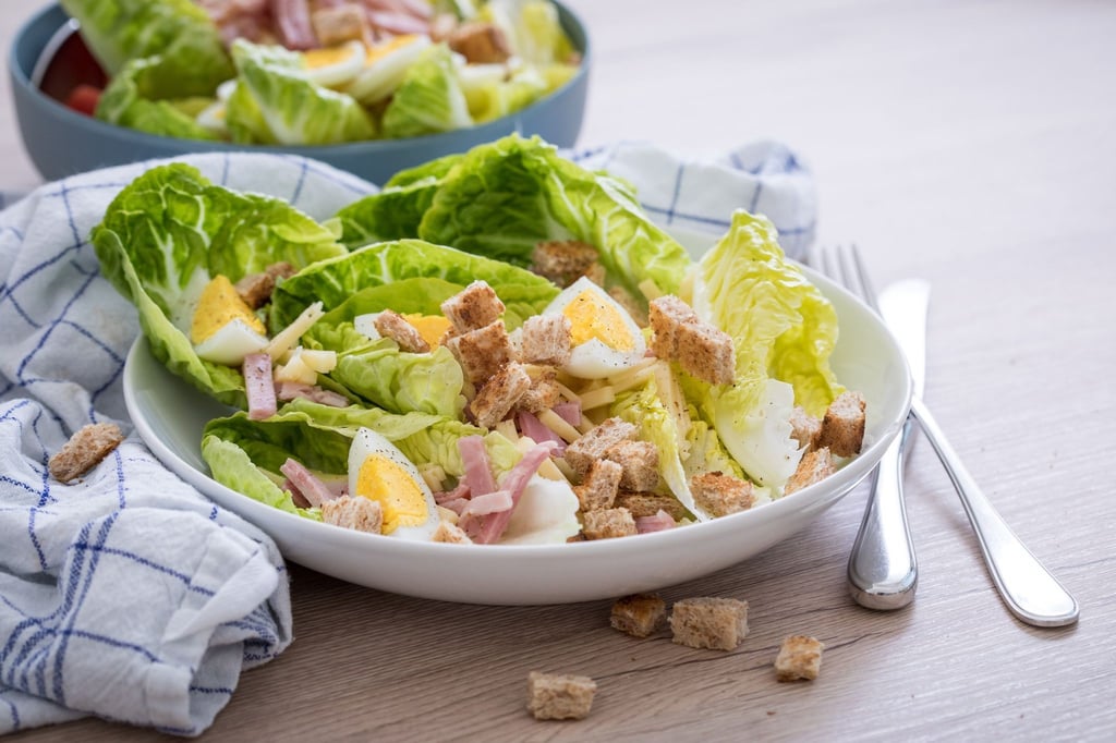 Richtig satt macht der Salat durch Zutaten, die Eiweiß enthalten wie Hähnchenbrust, Eier, Thunfisch, Garnelen, Hüttenkäse oder Feta.