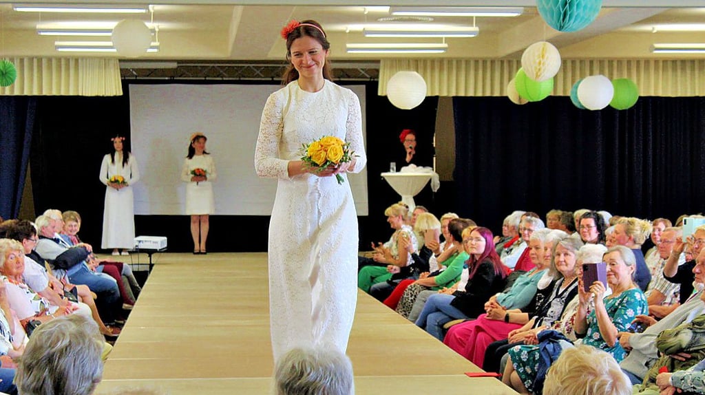 Braut- und Festmode aus den 1950er bis 1970er Jahren gehörte zum Repertoire auf dem Laufsteg im Kurhaus Flechtingen.