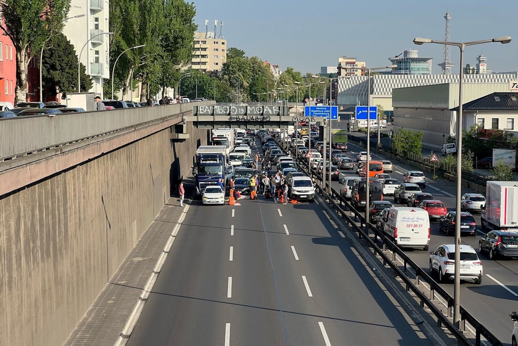 Klimaaktivisten der Letzten Generation blockieren die A100 am Hohenzollerndamm.
