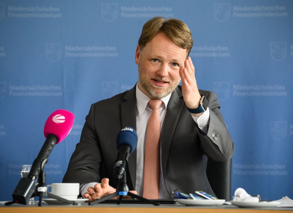 Gerald Heere (Bündnis 90/Die Grünen), Finanzminister von Niedersachsen, stellt bei einer Pressekonferenz im niedersächsischen Finanzministerium die regionalisierte Ergebnisse der Mai-Steuerschätzung 2023 vor.