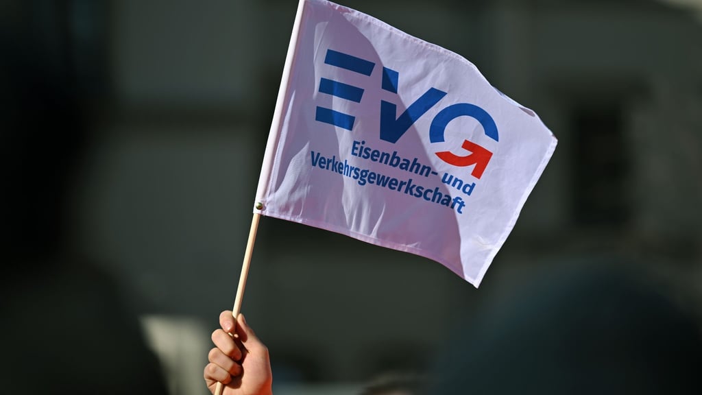 Nach der Absage eines zweitägigen Warnstreiks bei der Deutschen Bahn ruft die Eisenbahn- und Verkehrsgewerkschaft (EVG) den bundeseigenen Konzern zu kurzfristigen Tarifgesprächen auf.