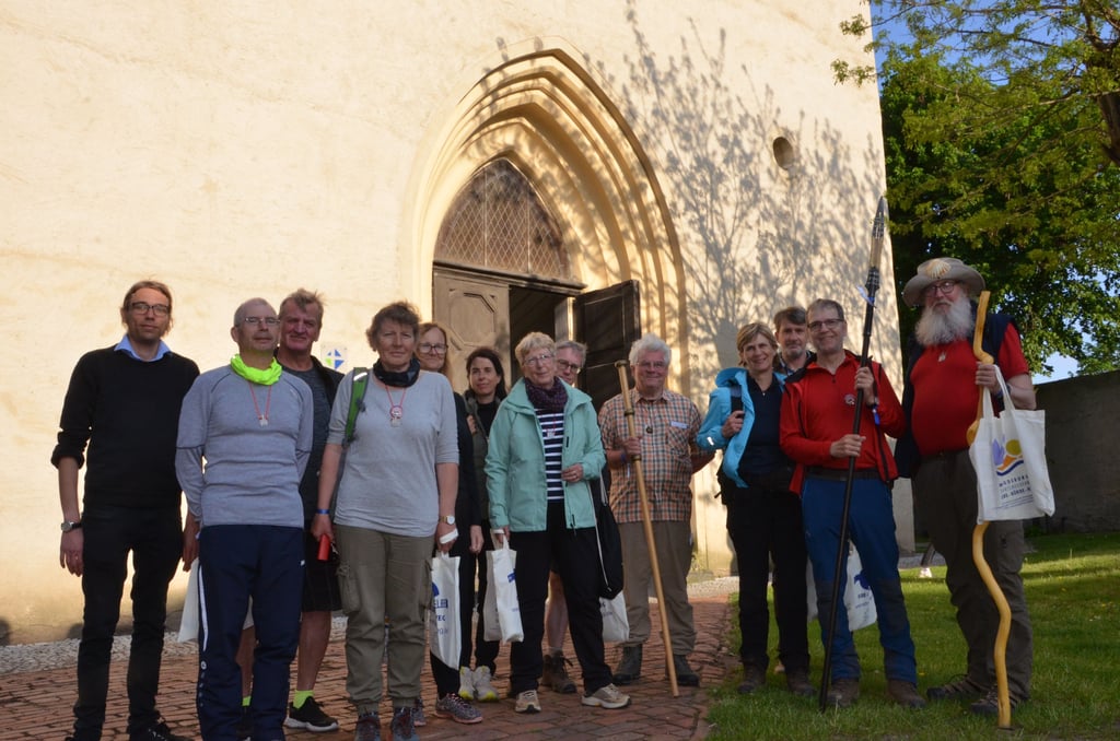 Die Pilgergruppe machte vor der St. Jakobi Kirche in Schönebeck Halt.