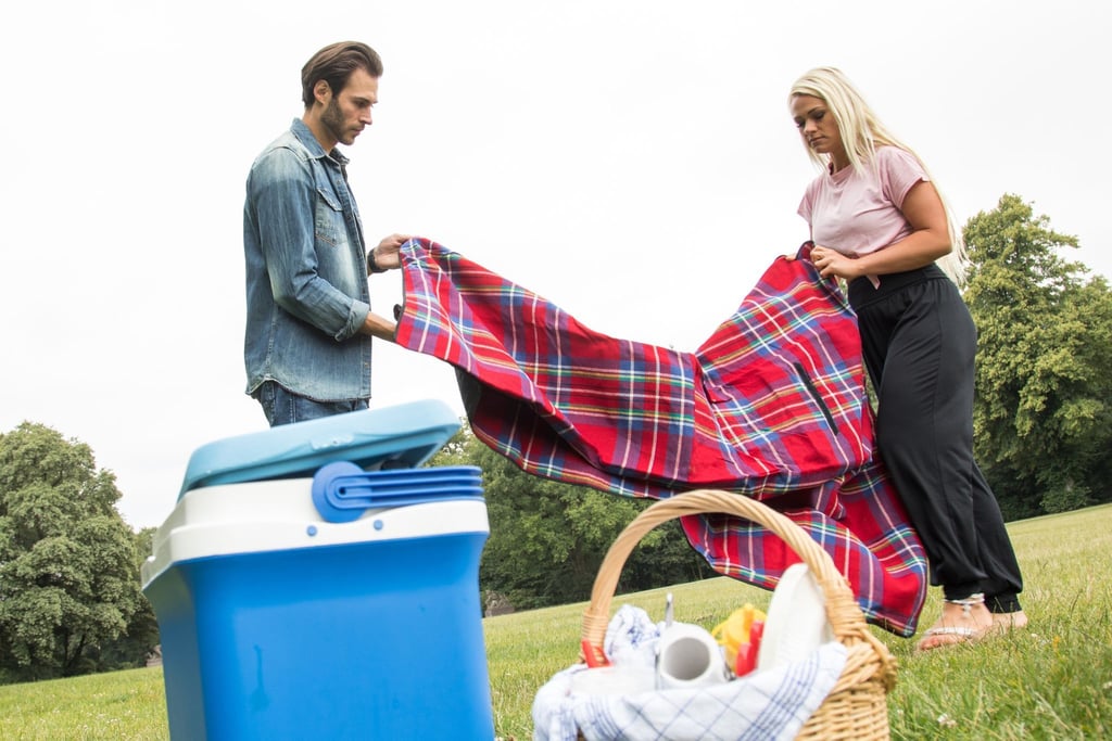 Mit passenden Snacks kann man sich es sich auch schon im Frühling auf einer Decke bequem machen und ein Picknick im Freien genießen.