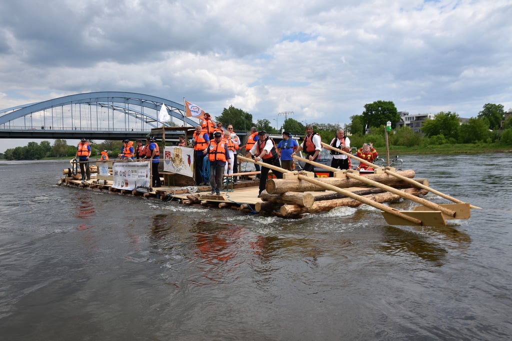 Binnen zweier Tage war das Elbefloß zusammengebaut worden. Es ist 18 Meter lang und wiegt ungefähr 25 Tonnen.