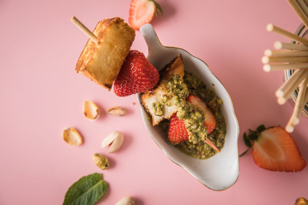Brioche-Obst-Spieße können noch mit einem Extra-Frischekick zum Eintunken kombiniert werden: einem Dip aus Limetten, Pistazien und Minze.