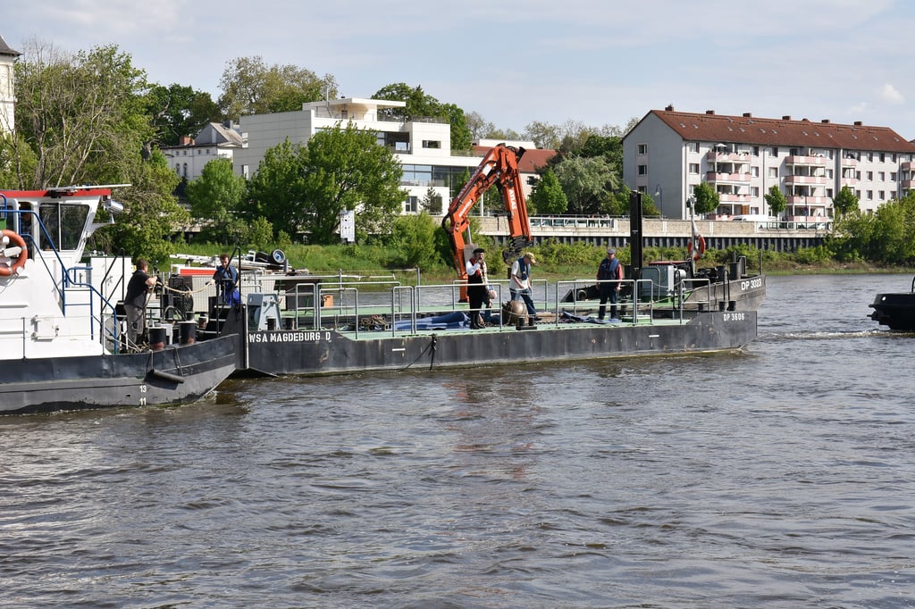 Im Einsatz waren Schiffe des Wasserstraßen- und Schifffahrtsamtes Elbe. Die Halbkugeln bekamen sie nicht auseinander.
